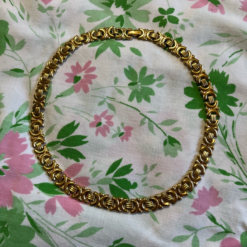 Vintage Avon Signed Hugs and Kisses XO Gold Tone Metal Costume Jewelry Necklace